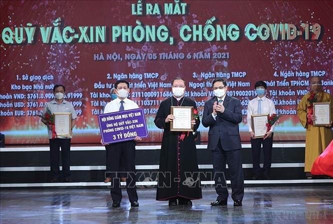 Đảng lãnh đạo đất nước vượt qua đại dịch COVID-19, với mục tiêu “Không để ai bị bỏ lại phía sau”. Trong ảnh: Thủ tướng Chính phủ Phạm Minh Chính dự Lễ ra mắt Qũy vaccine phòng COVID-19. Ảnh: Dương Giang - TTXVN