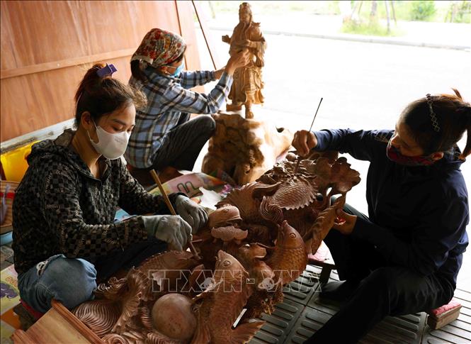 Gần 40 năm đổi mới, dưới sự lãnh đạo của Đảng, đời sống của người dân được cải thiện rõ rệt, hoàn thành về đích sớm các mục tiêu thiên niên kỷ. Trong ảnh: Sản xuất đồ thủ công mỹ nghệ ở gia đình anh Đỗ Xuân Chiến, thôn Thiết Ứng, xã Vân Hà (Đông Anh, Hà Nội) đem lại thu nhập cao. Ảnh: Vũ Sinh - TTXVN