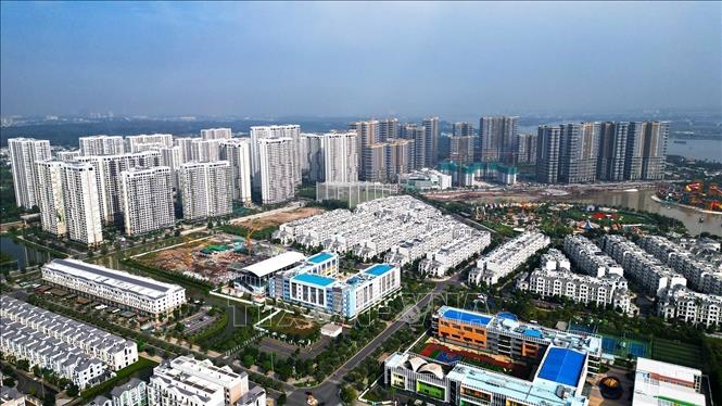 Gần 40 năm đổi mới, dưới sự lãnh đạo của Đảng, đời sống của người dân được cải thiện rõ rệt, hoàn thành về đích sớm các mục tiêu thiên niên kỷ. Trong ảnh: Khu đô thị Vinhomes Grand Park, quận 9, Thành phố Hồ Chí Minh, thu hút người dân đến sinh sống với nhiều tiện ích và cảnh quan đẹp. Ảnh: Tuấn Anh - TTXVN