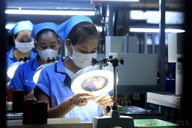 Gần 40 năm đổi mới , Việt Nam đã trở thành nước đang phát triển có thu nhập trung bình; đang đẩy mạnh công nghiệp hóa, hiện đại hóa và hội nhập quốc tế. Trong ảnh: Sản xuất, gia công linh kiện đo lường nhiệt độ của ông ty TNHH Sankoh Việt Nam là doanh nghiệp 100% vốn đầu tư Nhật Bản tại Khu công nghiệp Bờ Trái Sông Đà, tỉnh Hòa Bình. Ảnh: Tuấn Anh - TTXVN