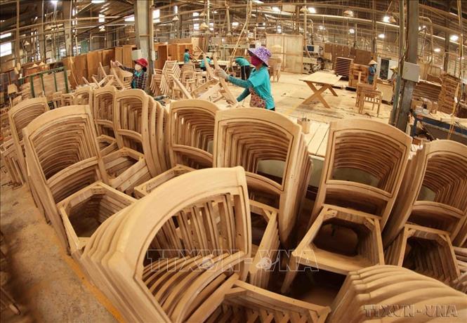 Sản xuất đồ gỗ nội, ngoại thất xuất khẩu sang thị trường Mỹ, Nhật Bản, Hàn Quốc và Trung Đông ở Công ty sản xuất đồ gỗ Hiệp Long, phường An Phú, thị xã Thuận An, tỉnh Bình Dương. Ảnh: Vũ Sinh - TTXVN
