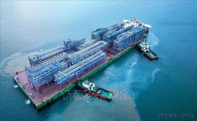 Gần 40 năm đổi mới, Việt Nam đã trở thành nước đang phát triển, hội nhập sâu, rộng vào nền chính trị thế giới, nền kinh tế toàn cầu. Trong ảnh: Gần 2.000 tấn Module “Made in Vietnam” do Doosan Vina sản xuất lên đường đến thị trường Hoa Kỳ. Ảnh: TTXVN phát