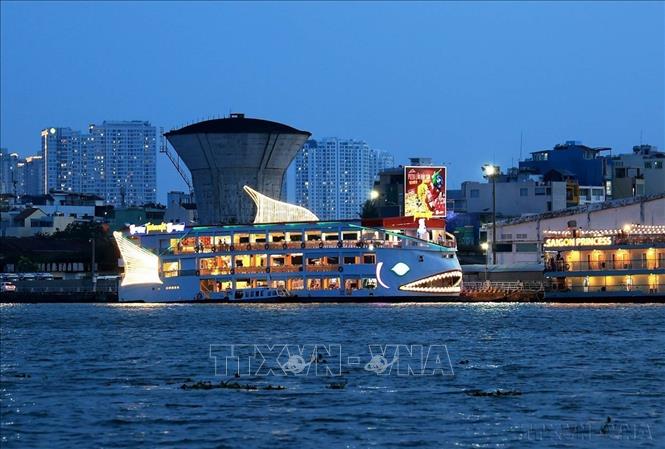 Việt Nam là đất nước an toàn nhất, đồng thời là một trong những địa chỉ du lịch hấp dẫn nhất ở khu vực châu Á. Trong ảnh: Tàu du lịch cao cấp phục vụ ăn uống, giải trí, đưa du khách khám phá TP Hồ Chí Minh về đêm. Ảnh: Hồng Đạt - TTXVN  