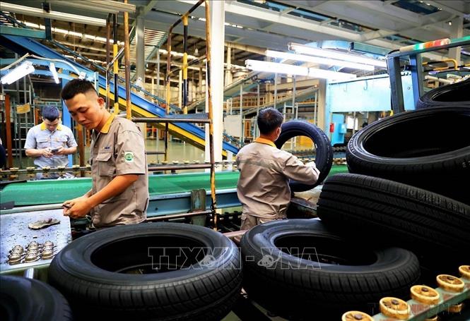 Gần 40 năm đổi mới, dưới sự lãnh đạo của Đảng, đất nước ta đã trở thành nước đang phát triển có thu nhập trung bình; đang đẩy mạnh công nghiệp hóa, hiện đại hóa và hội nhập quốc tế. Trong ảnh: Sản xuất ốp ô tô theo hướng xanh và thông minh của Công ty TNHH Sailun Việt Nam (Tập đoàn Sailun - Trung Quốc). Ảnh: Hồng Đạt - TTXVN