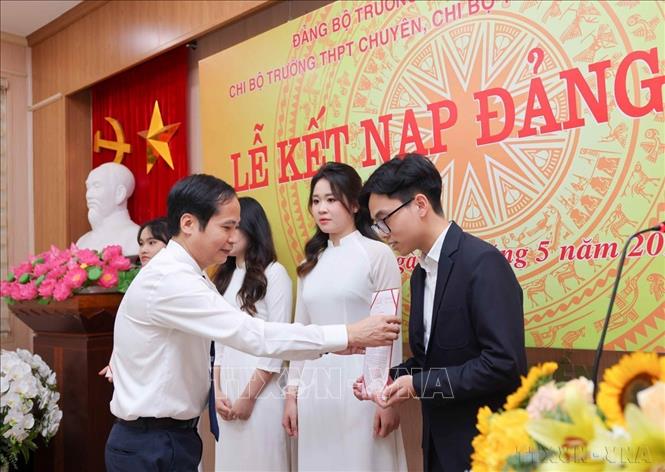 Công tác phát triển đảng viên là nhiệm vụ quan trọng trong công tác xây dựng Đảng, nhằm giúp bổ sung cho Đảng những quần chúng ưu tú, đáp ứng yêu cầu, nhiệm vụ trong tình hình mới. Trong ảnh: Các đảng viên là học sinh trường Nguyễn Tất Thành (Trường Đại học Sư phạm Hà Nội) nhận quyết định kết nạp (17/5/2024). Ảnh: Thanh Tùng - TTXVN