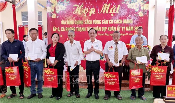 Chủ tịch UBND tỉnh Bạc Liêu Phạm Văn Thiều tặng quà cho các gia đình chính sách tại thị xã Giá Rai. Ảnh: TTXVN phát