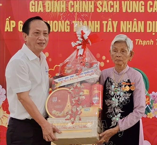 Chủ tịch UBND tỉnh Bạc Liêu Phạm Văn Thiều tặng quà cho Mẹ Việt Nam Anh hùng Lê Thị Liễu. Ảnh: TTXVN phát