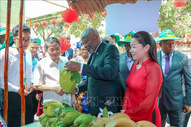 Ngài Vital Kamerhe, Chủ tịch Quốc hội Cộng hòa Dân chủ Congo xem sản phẩm trái cây ở Sông Hậu Farm, huyện Cờ Đỏ. Ảnh: Thanh Liêm - TTXVN