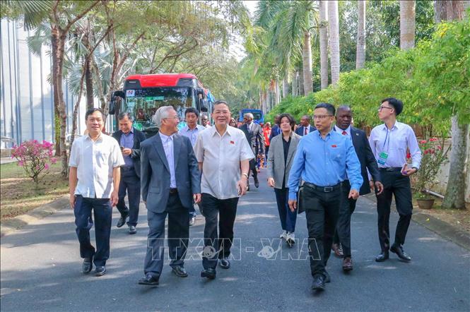 Phó Chủ tịch Quốc hội Nguyễn Đức Hải và đại biểu Liên minh Nghị viện Pháp ngữ tham quan Công ty cổ phần Nông nghiệp công nghệ cao Trung An, quận Thốt Nốt. Ảnh: Thanh Liêm - TTXVN