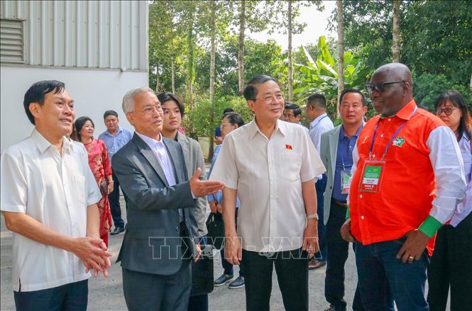 Đại biểu Liên minh Nghị viện Pháp ngữ tham quan Công ty cổ phần Nông nghiệp công nghệ cao Trung An, quận Thốt Nốt. Ảnh: Thanh Liêm - TTXVN
