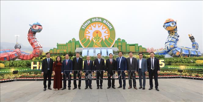 Các đại biểu chụp ảnh lưu niệm bên biểu tượng linh vật. Ảnh: Trọng Đạt-TTXVN