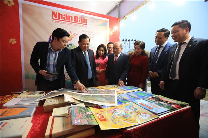 Các đại biểu tham quan gian trưng bày các ấn phẩm báo chí của Báo Nhân dân tại Hoà Bình. Ảnh: Trọng Đạt - TTXVN