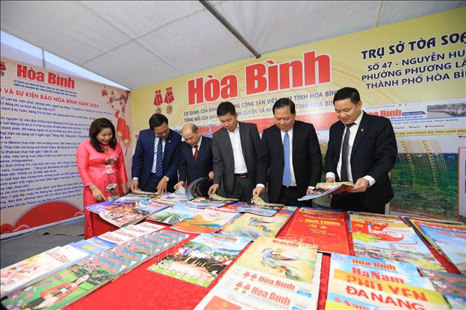 Các đại biểu tham quan gian trưng bày các ấn phẩm báo chí của Báo Hoà Bình. Ảnh: Trọng Đạt - TTXVN