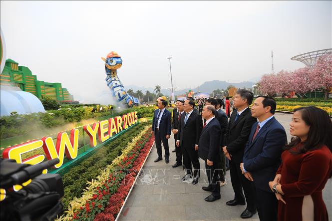 Các đại biểu tham quan biểu tượng linh vật 2024 tại quảng trường Hoà Bình. Ảnh: Trọng Đạt - TTXVN