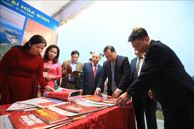 Các đại biểu tham quan gian trưng bày các ấn phẩm báo chí của Cơ quan thường trú TTXVN tại Hoà Bình. Ảnh: Trọng Đạt - TTXVN