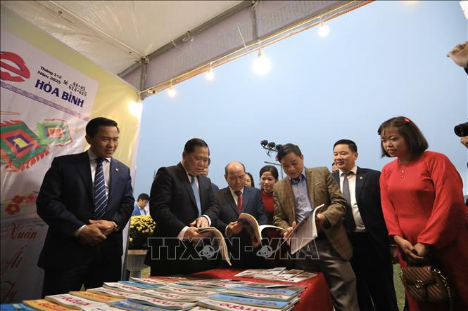 Các đại biểu tham quan gian trưng bày các ấn phẩm báo chí của Hội văn học nghệ thuật tỉnh Hoà Bình. Ảnh: Trọng Đạt - TTXVN