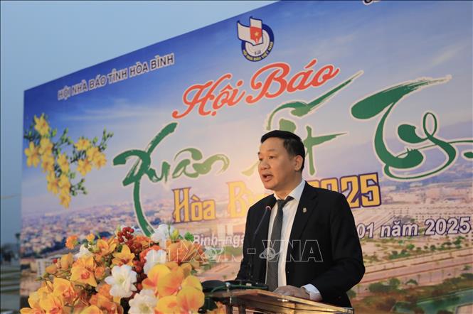 Chủ tịch Hội nhà báo tỉnh Hoà Bình, Nguyễn Mạnh Tuấn phát biểu khai mạc hội báo xuân 2025. Ảnh: Trọng Đạt - TTXVN