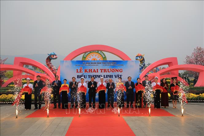 Cắt băng khánh thành biểu tượng linh vật xuân 2025 tại quảng trường Hoà Bình. Ảnh: Trọng Đạt - TTXVN