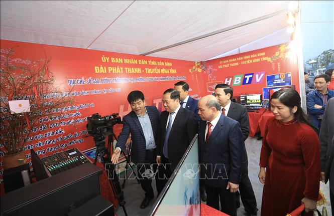 Các đại biểu tham quan gian trưng bày các ấn phẩm báo chí của Đài phát thanh truyền hình tỉnh Hoà Bình. Ảnh: Trọng Đạt - TTXVN