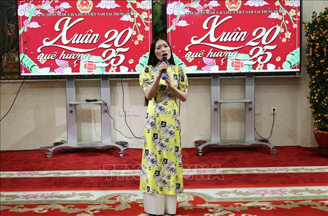 Các tiết mục văn nghệ mừng Đảng, mừng Xuân được các cán bộ và đại diện kiều bào Việt Nam tại Trung Quốc biểu diễn. Ảnh: Công Tuyên-PV TTXVN tại Trung Quốc