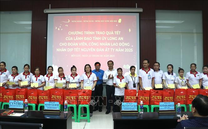 Lãnh đạo các cấp tỉnh Long An trao quà Tết Ất Tỵ cho công nhân, người lao động. Ảnh: Đức Hạnh - TTXVN