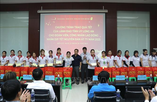 Lãnh đạo các cấp tỉnh Long An trao quà Tết Ất Tỵ cho công nhân, người lao động. Ảnh: Đức Hạnh - TTXVN 
