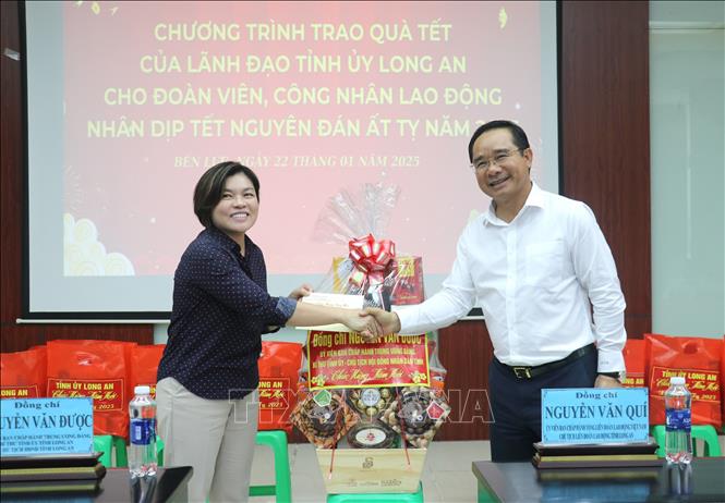 Bí thư Tỉnh uỷ Long An Nguyễn Văn Được chúc Tết bà Cynthia - Tổng Giám đốc Công ty TNHH Giầy Ching Luh Viet Nam cùng tập thể lãnh đạo và người lao động Công ty. Ảnh: Đức Hạnh - TTXVN 