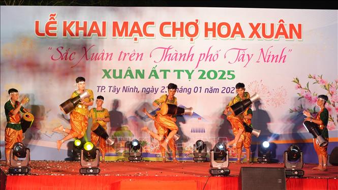 Tiết mục biểu diễn múa trống Chhay-dăm của đồng bào dân tộc Khmer phục vụ người dân và du khách. Ảnh: Minh Phú – TTXVN