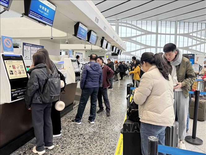 Người dân Trung Quốc làm thủ tục lên máy bay để về quê ăn Tết tại sân bay Đại Hưng - Bắc Kinh. Ảnh: Công Tuyên-PV TTXVN tại Trung Quốc