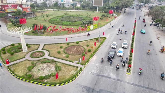 Đường phố tại thành phố Thái Bình được trang hoàng rực rỡ đón Tết Nguyên đán Ất Tỵ 2025. Ảnh: Vũ Quang - TTXVN