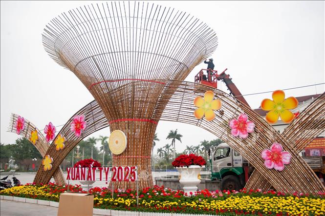 Tiểu cảnh chào đón Tết Nguyên đán Ất Tỵ 2025 trước Bảo tàng tỉnh Thái Bình. Ảnh: Vũ Quang - TTXVN