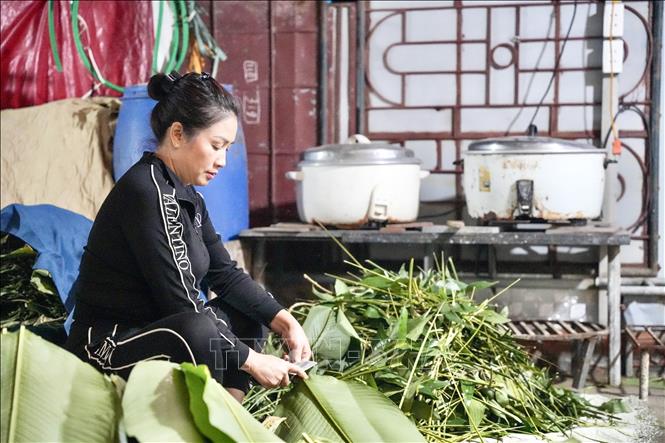 Chị Nguyễn Thị Thu (52 tuổi), một trong những cơ sở sản xuất bánh chưng lớn nhất làng nghề Tranh Khúc. Ảnh: Minh Nghĩa - TTXVN.
