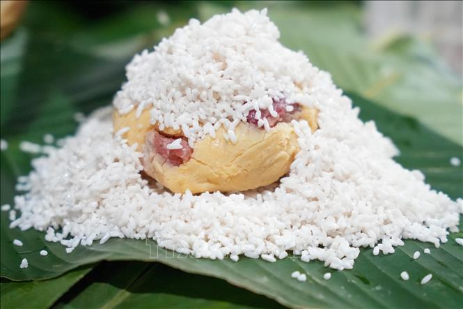 Để tạo nên được vị thế bánh chưng Tranh Khúc nổi tiếng, việc lựa chọn nguyên liệu để làm bánh rất khắt khe, yêu cầu phải có nguồn gốc xuất xứ rõ ràng. Ảnh: Minh Nghĩa - TTXVN