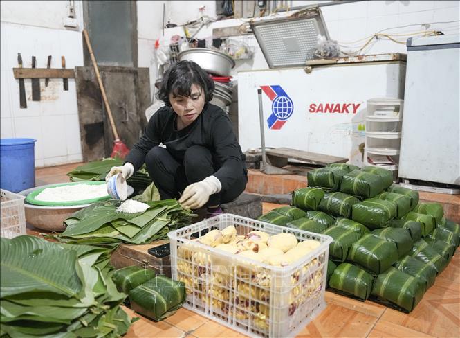 Chị Nguyễn Thị Quyên (46 tuổi), cơ sở sản xuất bánh chưng Tranh Khúc nổi tiếng. Ảnh: Minh Nghĩa - TTXVN