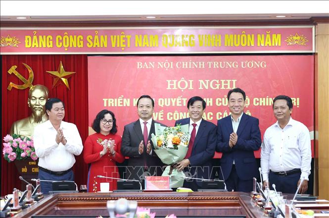 Các đồng chí lãnh đạo tỉnh Vĩnh Long chúc mừng đồng chí Bùi Văn Nghiêm. Ảnh: Phương Hoa - TTXVN