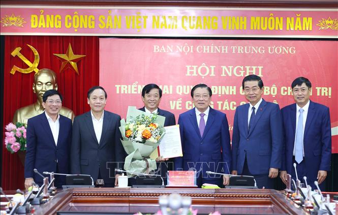Các đồng chí Lãnh đạo Ban Nội chính Trung ương chúc mừng đồng chí Bùi Văn Nghiêm. Ảnh: Phương Hoa - TTXVN