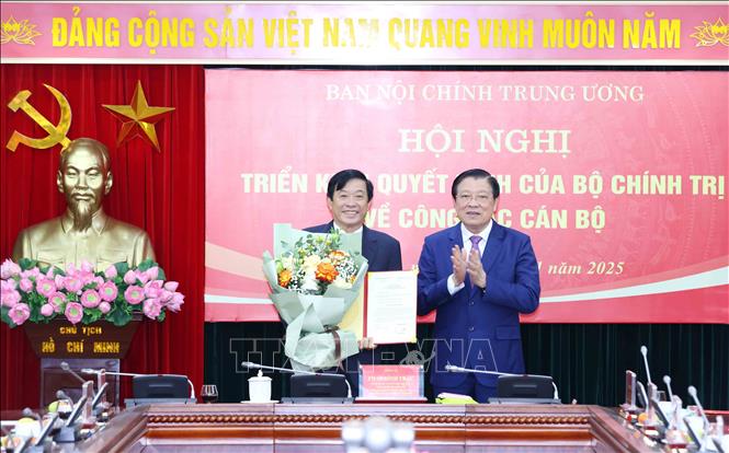 Đồng chí Phan Đình Trạc, Uỷ viên Bộ Chính trị, Bí thư Trung ương Đảng, Trưởng Ban Nội chính Trung ương trao Quyết định của Bộ Chính trị cho đồng chí Bùi Văn Nghiêm. Ảnh: Phương Hoa - TTXVN