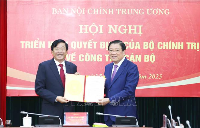 Trưởng Ban Nội chính Trung ương Phan Đình Trạc trao Quyết định của Bộ Chính trị cho đồng chí Bùi Văn Nghiêm. Ảnh: Phương Hoa - TTXVN