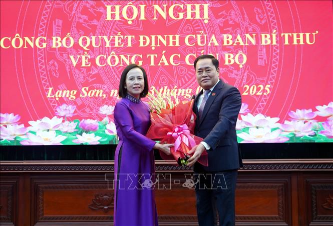 Chủ tịch UBND tỉnh Lạng Sơn Hồ Tiến Thiệu chúc mừng tân Phó Bí thư Thường trực Tỉnh ủy Đoàn Thị Hậu. Ảnh: Văn Đạt - TTXVN            