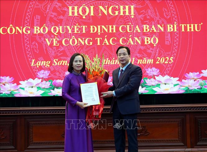 Bí thư Tỉnh ủy Lạng Sơn Hoàng Văn Nghiệm trao Quyết định của Ban Bí thư Trung ương Đảng chuẩn y bà Đoàn Thị Hậu, Chủ tịch HĐND tỉnh giữ chức Phó Bí thư Tỉnh ủy Lạng Sơn, nhiệm kỳ 2020 - 2025. Ảnh: Văn Đạt - TTXVN                     