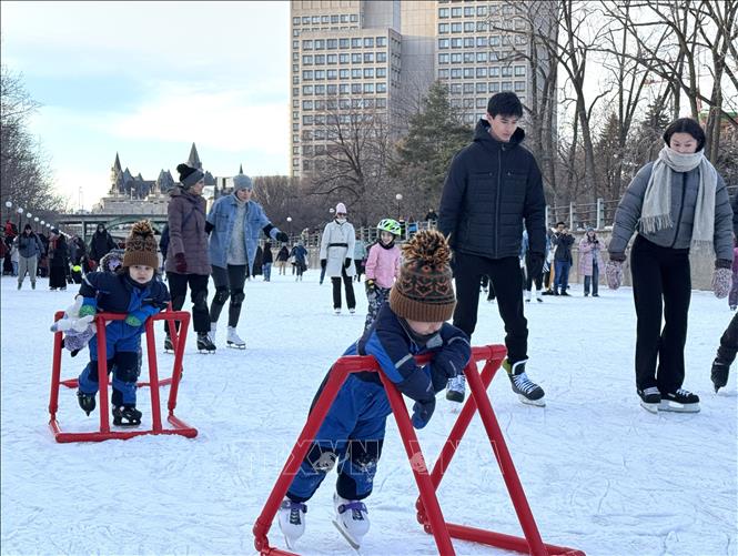 Niềm vui của các bạn nhỏ được đùa nghịch trên băng. Ảnh: Trung Dũng-P/V TTXVN tại Ottawa