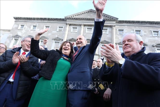 Ông Micheal Martin (giữa, phải) sau khi được bầu làm Thủ tướng Ireland ngày 23/1/2025. Ảnh: THX/TTXVN