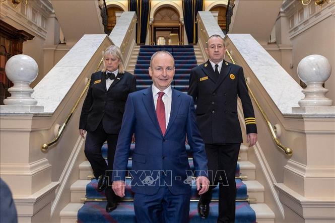 Ông Micheal Martin (giữa) sau khi được bầu làm Thủ tướng Ireland ngày 23/1/2025. Ảnh: THX/TTXVN