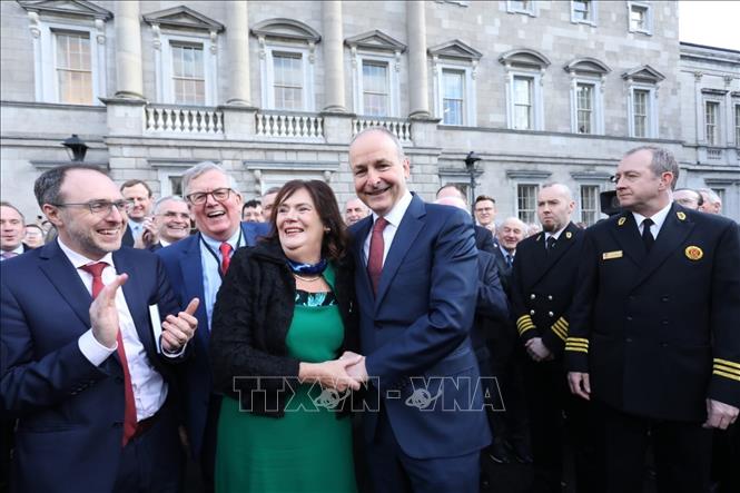 Ông Micheal Martin (giữa, phải) sau khi được bầu làm Thủ tướng Ireland ngày 23/1/2025. Ảnh: THX/TTXVN