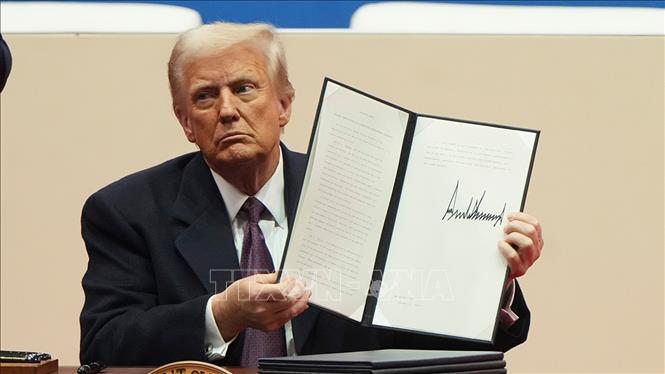 (Tư liệu) Tổng thống Mỹ Donald Trump ký sắc lệnh sau lễ nhậm chức tại Washington, DC, ngày 20/1/2025. Ảnh: AP/TTXVN