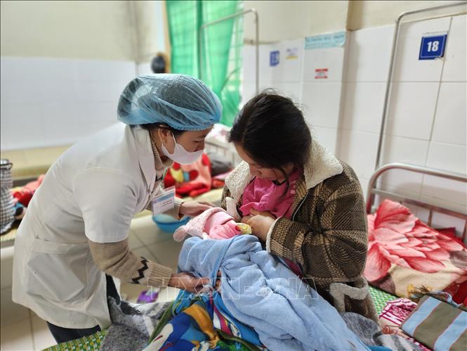 Người dân Lào được hỗ trợ, chỉ dẫn cách cho con bú bằng sữa mẹ. Ảnh: Mai Trang - TTXVN