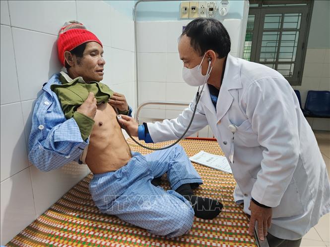 Bác sĩ Trung tâm Y tế huyện A Lưới, thành phố Huế khám cho bệnh nhân người Lào. Ảnh: Mai Trang - TTXVN