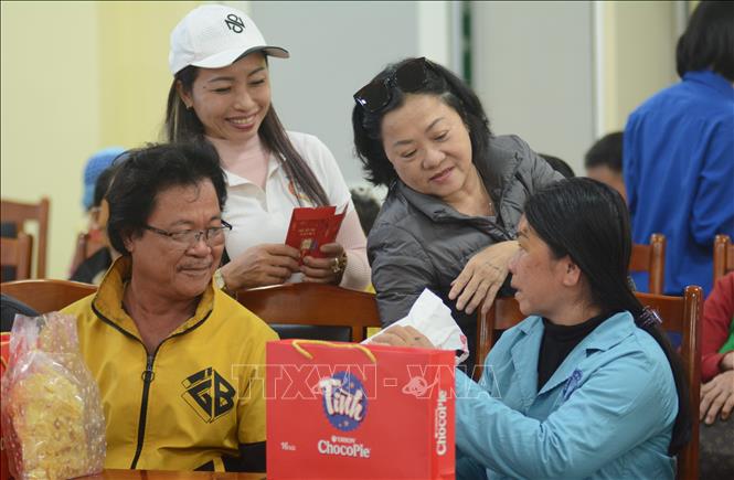 Nhà hảo tâm tặng quà Tết cho bệnh nhân và người nhà bệnh nhân về quê đón Tết. Ảnh: Văn Dũng-TTXVN