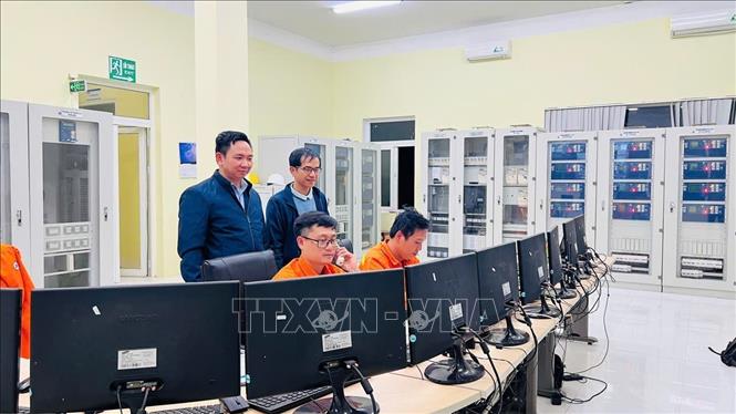 Chuẩn bị công tác đóng điện dự án đường dây 500kV Monsoon – Thạnh Mỹ (đoạn trên lãnh thổ Việt Nam). Ảnh: TTXVN phát

