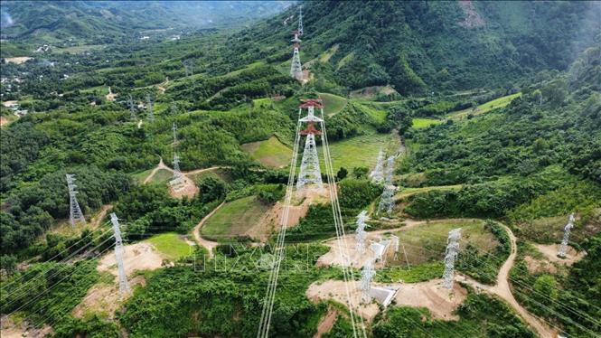 Đường điện thuộc dự án đường dây 500kV Monsoon – Thạnh Mỹ (đoạn trên lãnh thổ Việt Nam). Ảnh: TTXVN phát